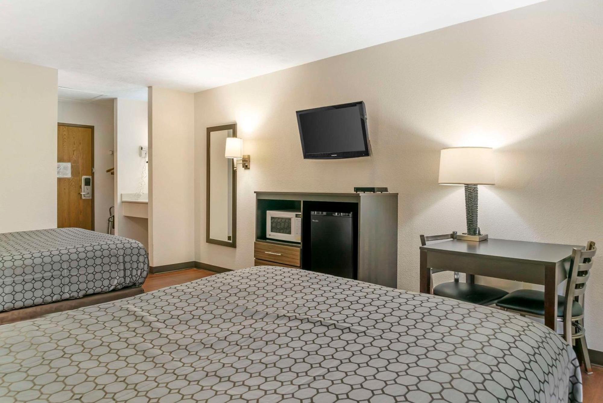 Econo Lodge Traverse City Extérieur photo